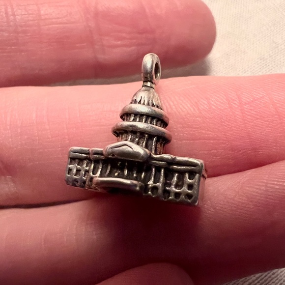 Vintage solid sterling silver Capitol Building Washington D.C. charm pendant - Picture 1 of 10